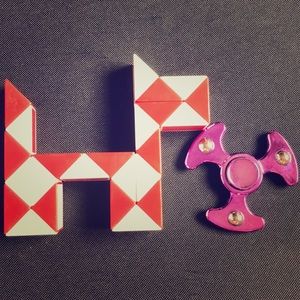 Fidget spinner and snake cube
